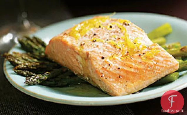 Salmone arrosto e asparagi con olio di limone