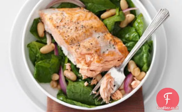 Salmone arrosto e insalata di spinaci di fagioli bianchi