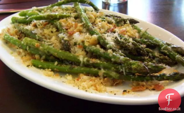 Asparagi alla griglia con briciole di pane alle erbe al limone