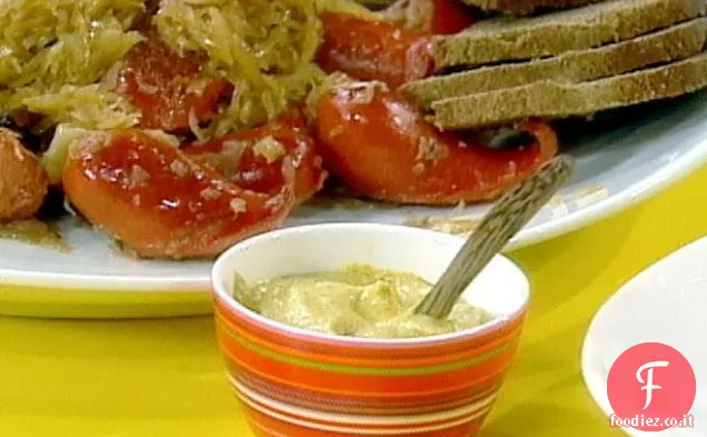 Knocks and braciole: Knockwurst con crauti speziati e braciole di maiale affumicate con pancetta, mela e cipolla