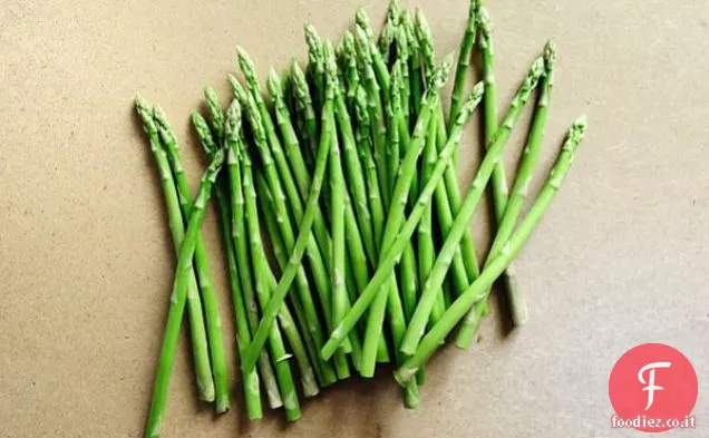 Asparagi con una ricetta di salsa di oliva Kalamata fritta