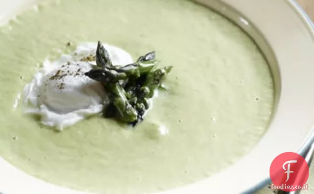 Crema di zuppa di asparagi con uovo in camicia