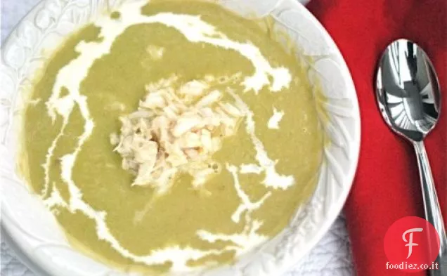 Zuppa di asparagi primaverili con granchio fresco