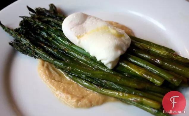 Cena di stasera: Asparagi arrostiti con uova in camicia e burro di Miso