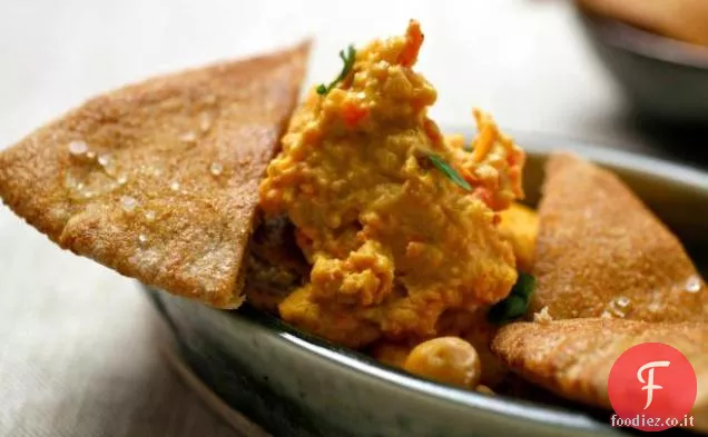 Hummus di pepe rosso con triangoli di pita tostati