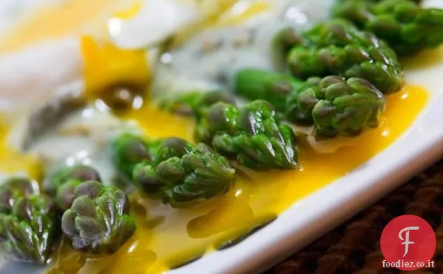 Asparagi con uovo in camicia in salsa di aneto e cappero Avgolemono