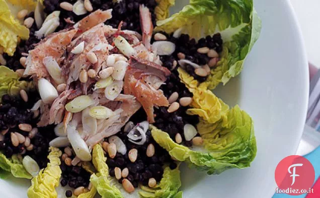 Sgombro affumicato, lenticchie e lattuga