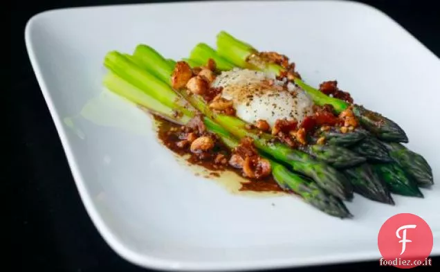 Asparagi con Vinaigrette di pancetta e nocciole e Uovo a cottura lenta