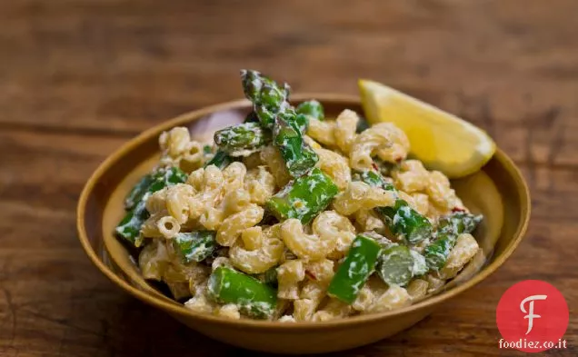 Insalata di maccheroni di formaggio di capra e asparagi