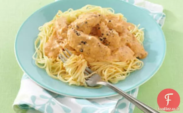 Pasta di capelli d'angelo arrossendo con pollo