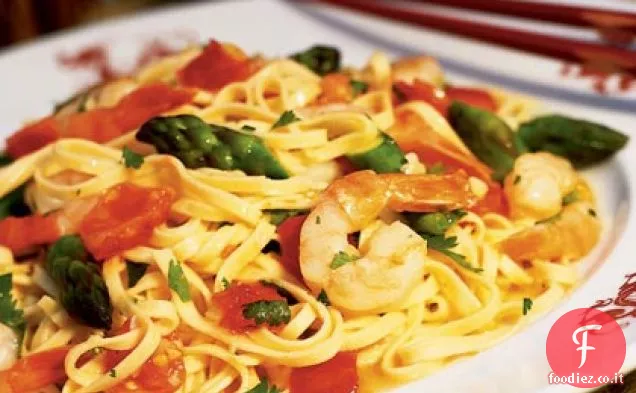 Asparagi e gamberi saltati in padella con tagliatelle