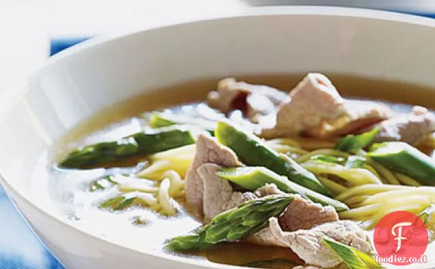 Zuppa cinese di maiale e asparagi