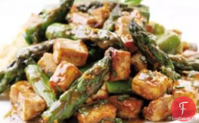 Tofu e asparagi arrostiti all'arancia