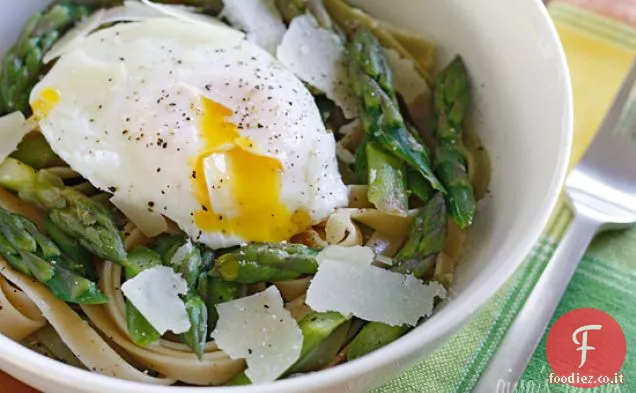 Asparagi e uova in camicia sulla pasta