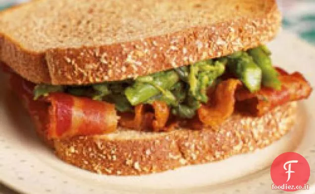 Asparagi e pancetta su pane tostato