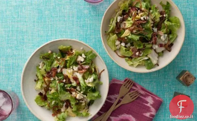 Insalata di scarole con pancetta, cipolle caramellate e vinaigrette di formaggio blu