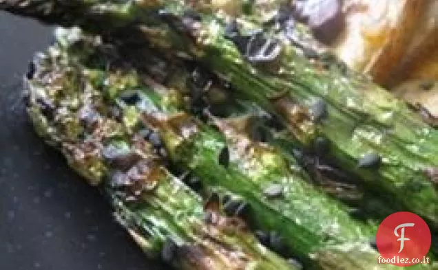 Asparagi alla griglia di soia e sesamo