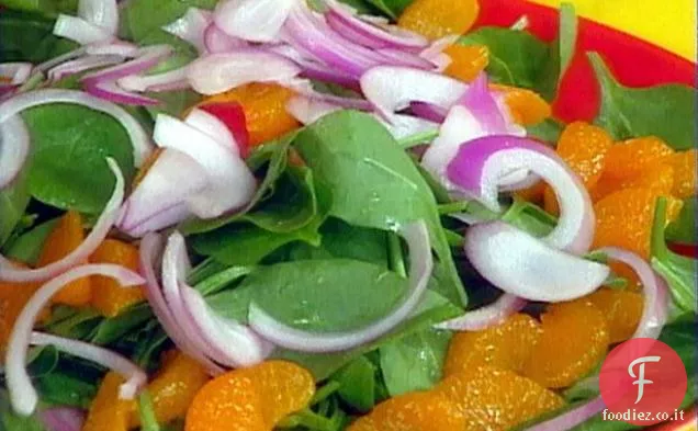 Insalata di spinaci con mandarino e cipolle rosse