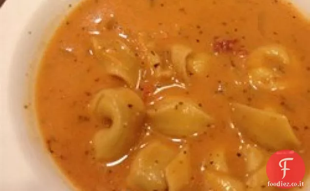 Zuppa cremosa di tortellini al pomodoro