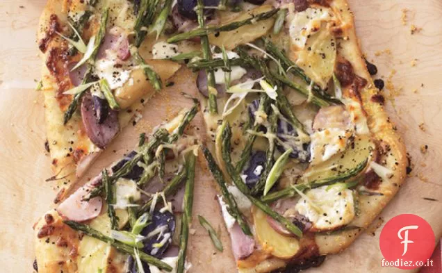 Asparagi, patate Fingerling e pizza al formaggio di capra