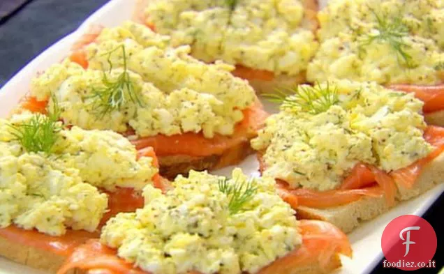 Tartine di salmone affumicato e insalata di uova