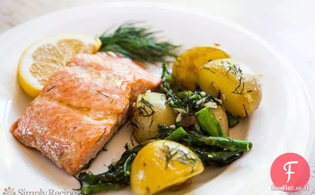 Salmone al forno, asparagi e patate novelle