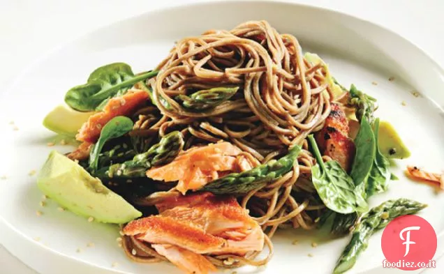 Insalata di noodle Soba con salmone e asparagi