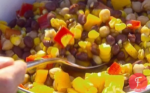 Insalata di mais e fagioli neri con vinaigrette al basilico e lime