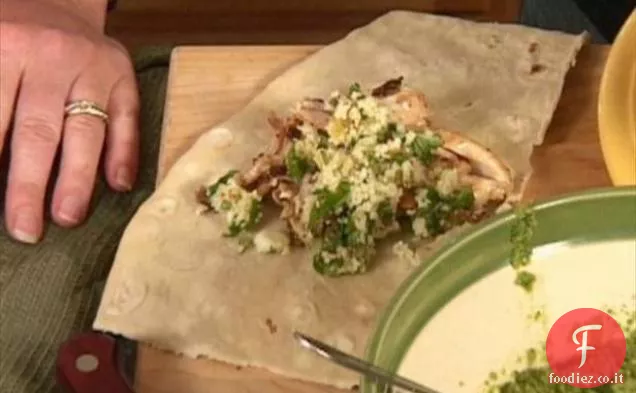 Pollo marocchino con couscous di albicocche e salsa di olive verdi in pane piatto