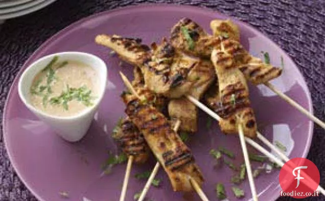 Pollo spiedinato con salsa di arachidi