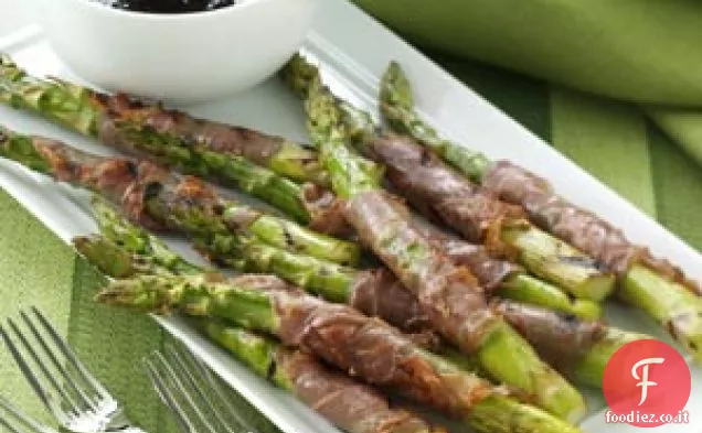Asparagi avvolti in prosciutto con salsa di lamponi
