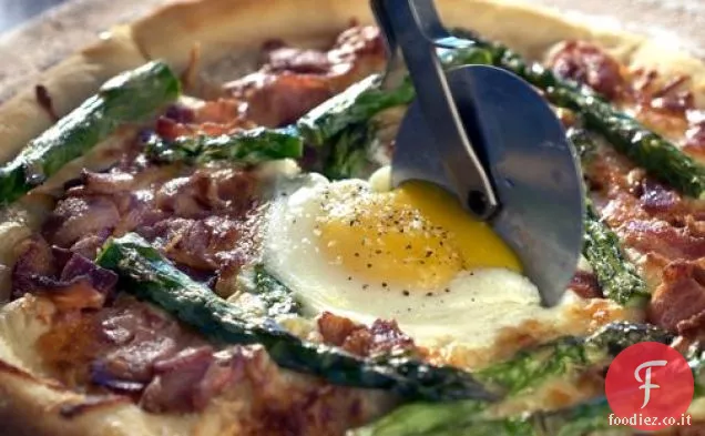 Pizza fatta in casa con pancetta, uova e asparagi