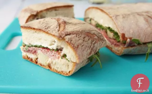 Panino pressato da picnic con pepe rosso arrostito e diffusione di peperoni