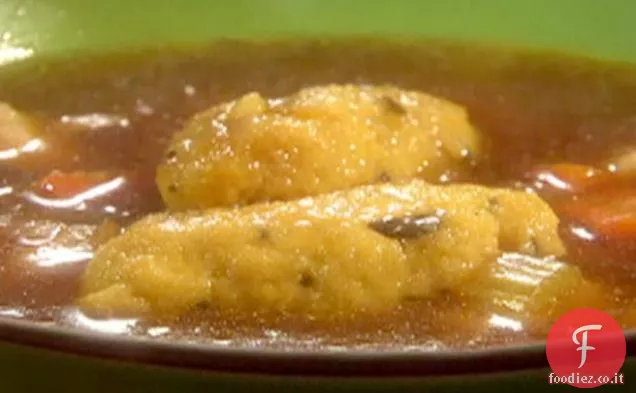 Zuppa di pollo con gnocchi di salvia di farina di mais