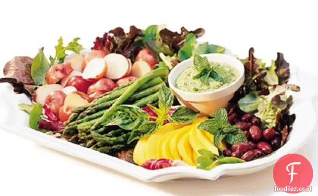 Insalata di asparagi, patate e papaia con condimento di cipolla verde