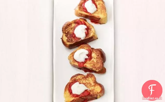 Toast alla francese ripieni di fragola e rabarbaro