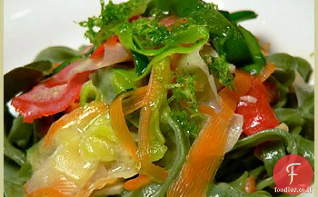 Tagliatelle e bucce di verdure