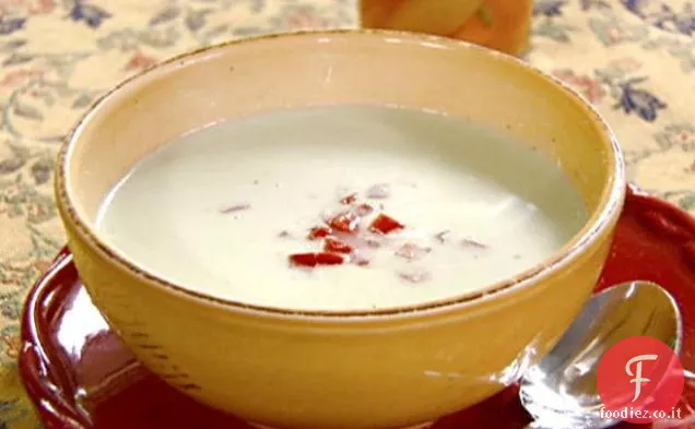 Zuppa di yogurt estivo con pomodoro e basilico