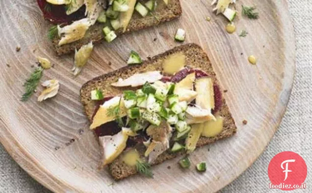 Tartine di sgombro, barbabietola e cetriolo