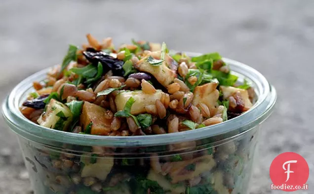 Insalata di verdure a radice arrostita e bacche di grano