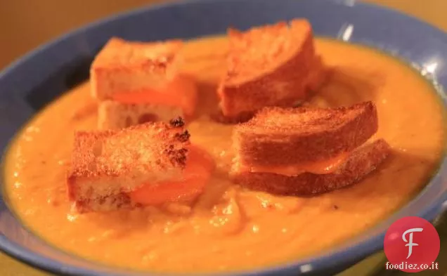 Zuppa di verdure a radice arrostita con crostini di formaggio grigliato