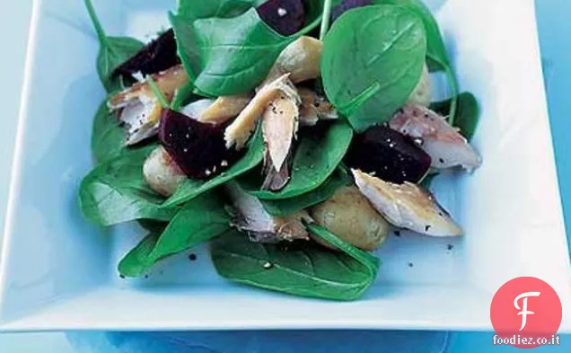 Sgombro, barbabietola e insalata di patate con condimento al rafano
