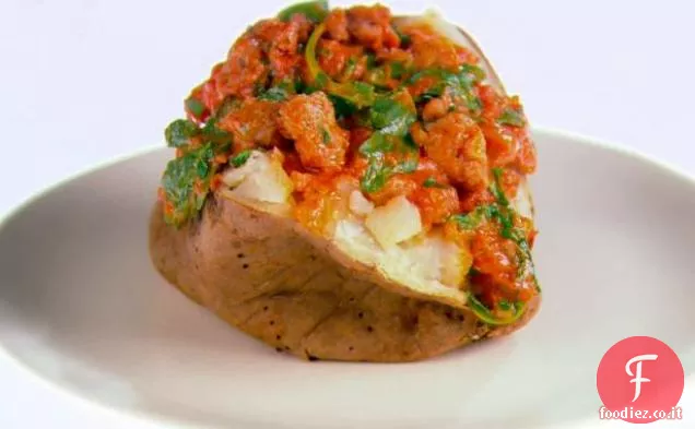 Patate al forno con salsiccia e salsa di rucola