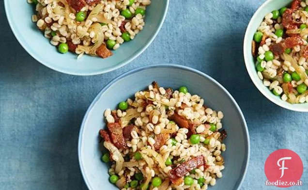Orzo con pancetta, piselli e aneto