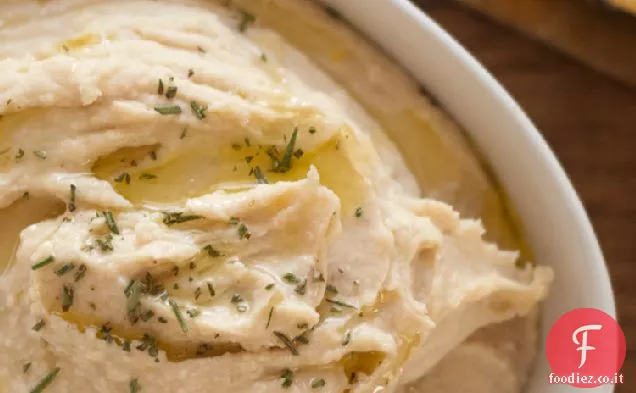Aglio arrosto e Hummus di fagioli bianchi, servito caldo