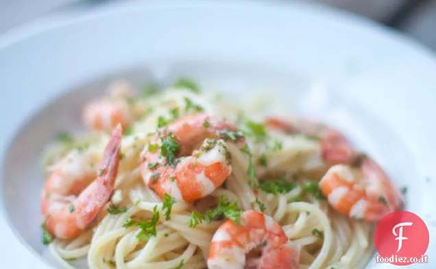 Cena semplice di pasta di gamberi e aglio