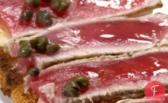 Tonno scottato con Hummus su Crostini