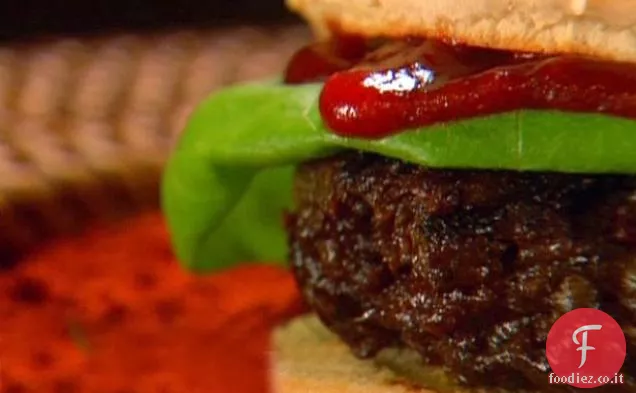 Hamburger all'aperto con ketchup Adobo