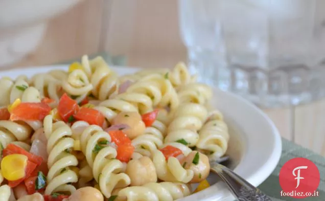 Insalata di pasta in stile succotash con condimento all'aglio arrosto