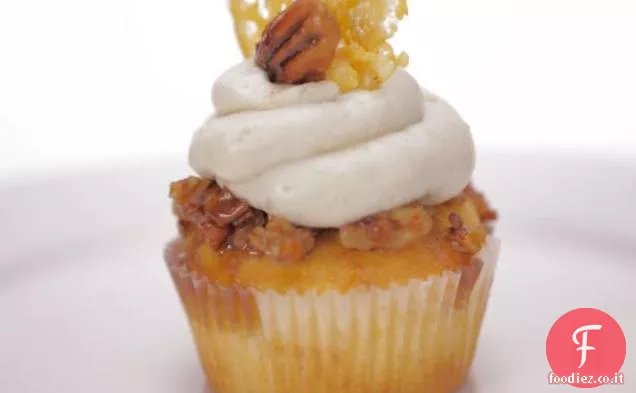 Cupcakes al Cheddar piccante con guarnizione di noci pecan candite e glassa di formaggio blu al miele